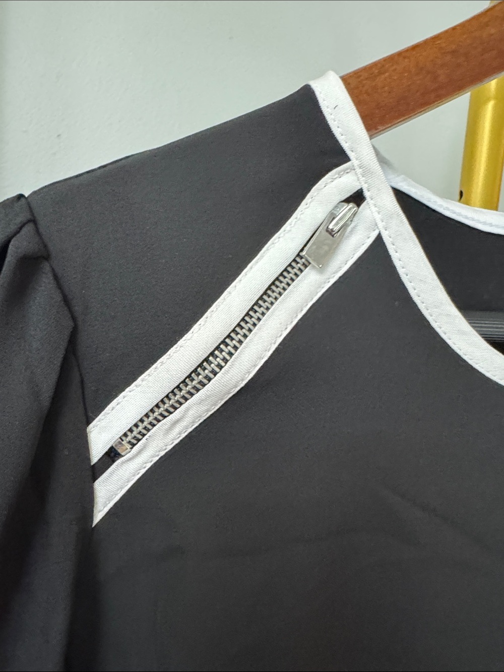 New York & Company Black polyester Blouse White Trim silver zipper accents NWT L - Picture 5 of 11